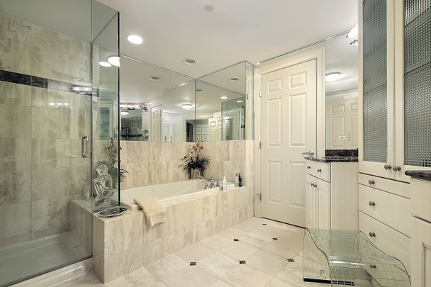 Ванная комната со стеклянным душем
 - Фото, изображение