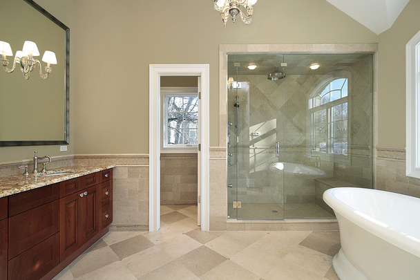 Salle de bain principale avec baignoire autoportante
 - Photo, image