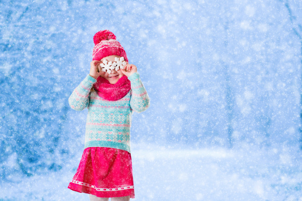 Petite fille jouer avec des flocons de neige jouet dans le parc d'hiver
 - Photo, image