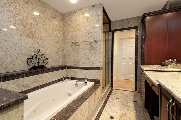 Banho principal com banheira de mármore
 - Foto, Imagem