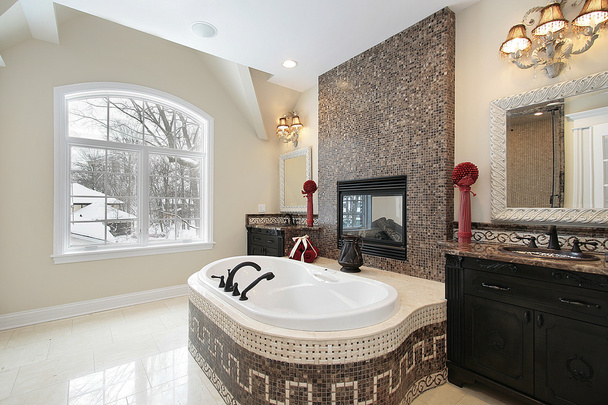 Master badkamer met marmeren tegels bad - Foto, afbeelding