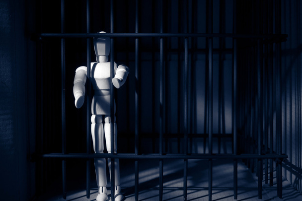 Marionetas de madera en prisión
 - Foto, imagen