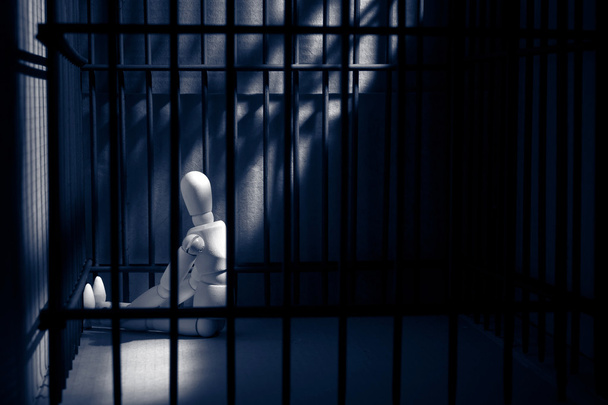 Ξυλόγλυπτες μαριονέτες στη φυλακή - Φωτογραφία, εικόνα
