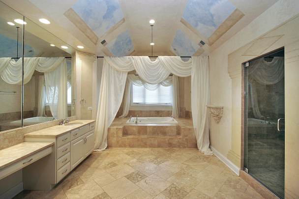 Salle de bain principale avec design de plafond
 - Photo, image
