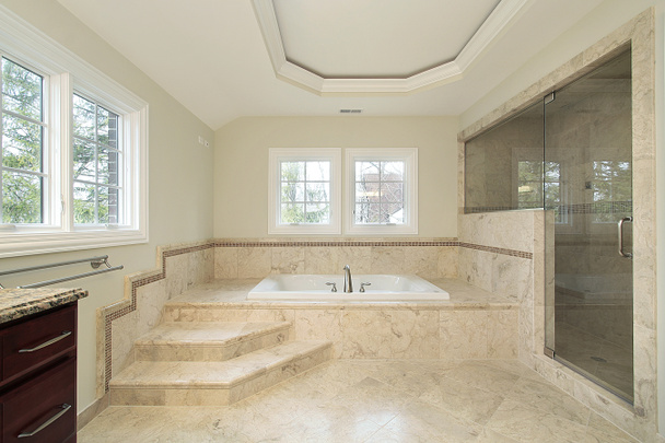 Banho mestre em nova casa de construção
 - Foto, Imagem