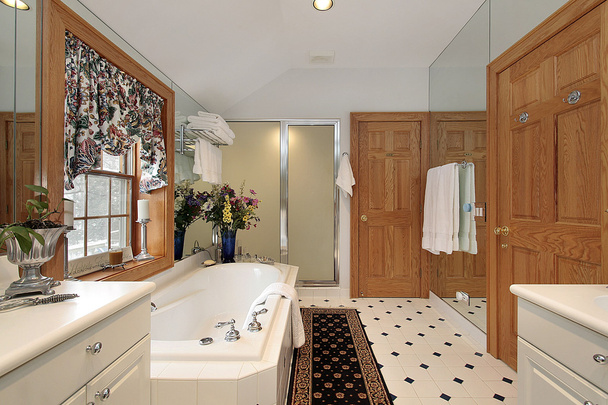 Banho mestre em casa de luxo
 - Foto, Imagem