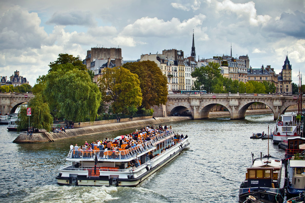 Toursit-veneen navigointi Seine-joella Pariisissa, Ranskassa
 - Valokuva, kuva