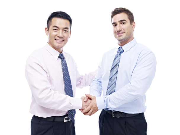 Азиатские и кавказские бизнесмены пожимают друг другу руки
 - Фото, изображение