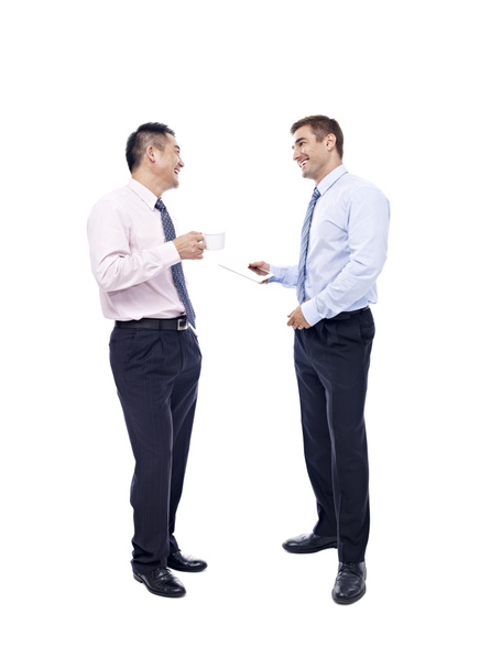 asiatique et caucasien hommes d'affaires ayant une conversation
 - Photo, image