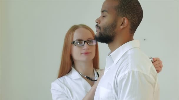 Netter Arzt hört dem Patienten Stethoskop zu - Filmmaterial, Video