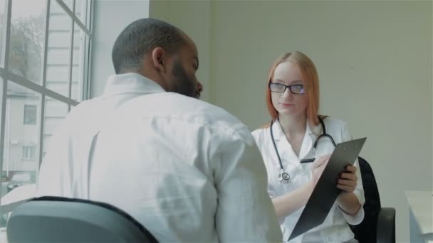 Arzt zeigt Ergebnisse der Patientenbefragung - Filmmaterial, Video