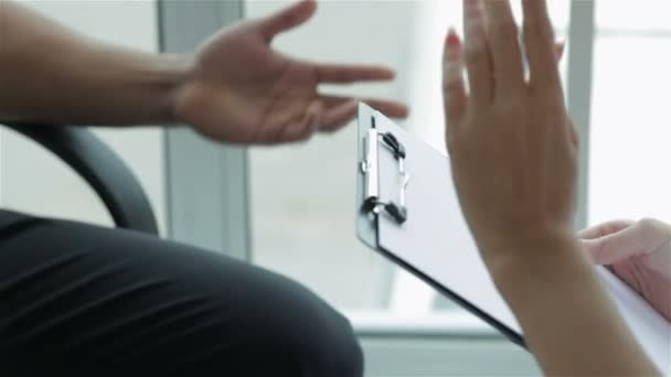 der Patient wirft die Hände in die Höhe - Filmmaterial, Video
