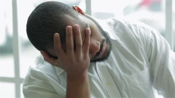 der Patient tötete Diagnose bedeckte sein Gesicht mit seiner Hand - Filmmaterial, Video