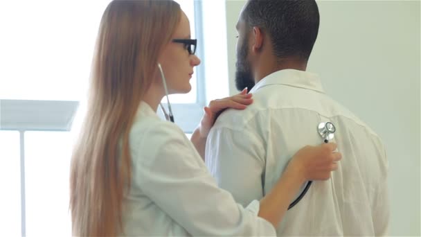 Doktor poslouchá pacienty zpět - Záběry, video