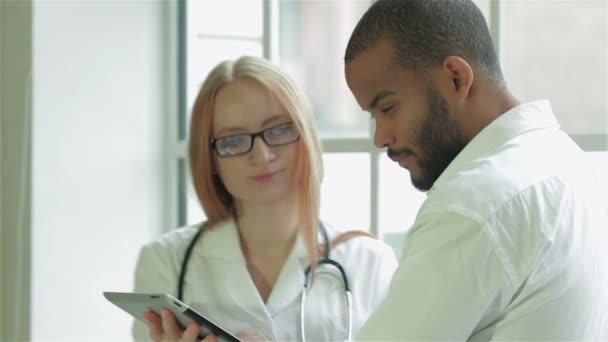 Um paciente com um médico ver os resultados das análises no tablet
 - Filmagem, Vídeo