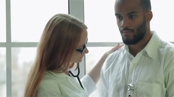 Az orvos megvizsgálja a beteget a sztetoszkóppal - Felvétel, videó