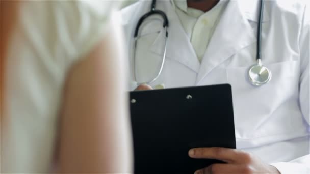 Az orvos Nods a recepción a beteg és írja diagnózis - Felvétel, videó