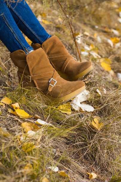 los zapatos de la niña sentada en el otoño
 - Foto, imagen