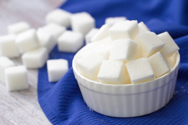 Zucker in weißer Schleife raffiniert - Foto, Bild