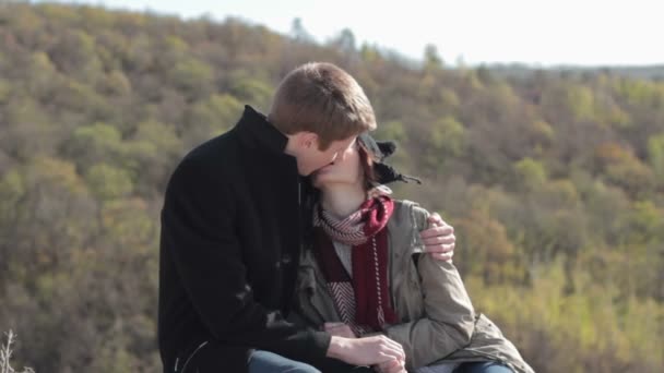Çift dağlarda hayattan zevk ve öpüşme - Video, Çekim