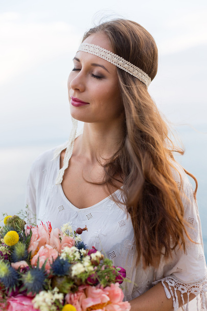 girl with a wedding bouquet boho style - Φωτογραφία, εικόνα