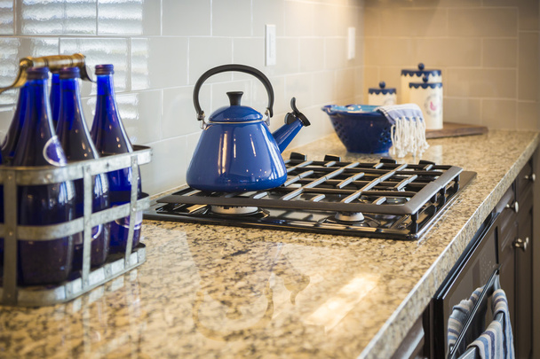 Το μετρητή κουζινών μαρμάρινα και σόμπα με μπλε κοβαλτίου ντεκόρ - Φωτογραφία, εικόνα