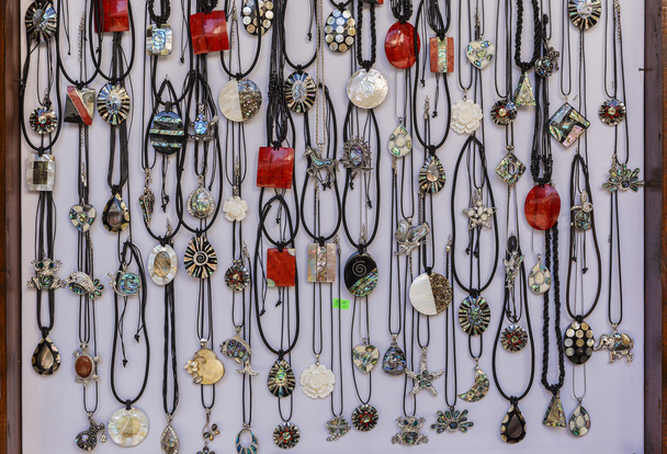 Κοσμήματα προς πώληση σε ένα στασίδι στο δρόμο στη Βουλγαρία - Φωτογραφία, εικόνα