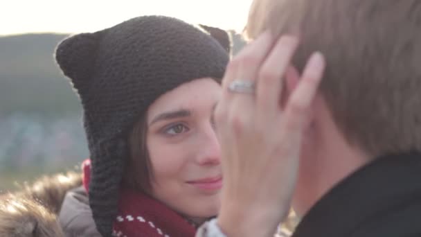 Szép fiatal pár csókolózás a szabadban - Felvétel, videó