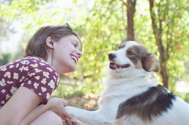 κορίτσι και κατοικίδιο ζώο σκυλί - Φωτογραφία, εικόνα