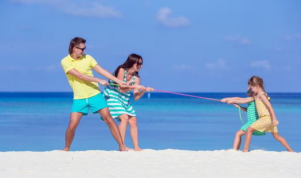 Família bonita feliz em umas férias de praia tropicais - Foto, Imagem