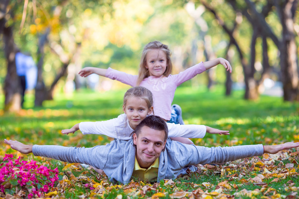 秋の公園で幸せな家族屋外 - 写真・画像