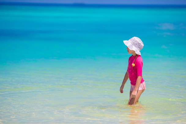 Liebenswertes kleines Mädchen am Strand während der Sommerferien - Foto, Bild