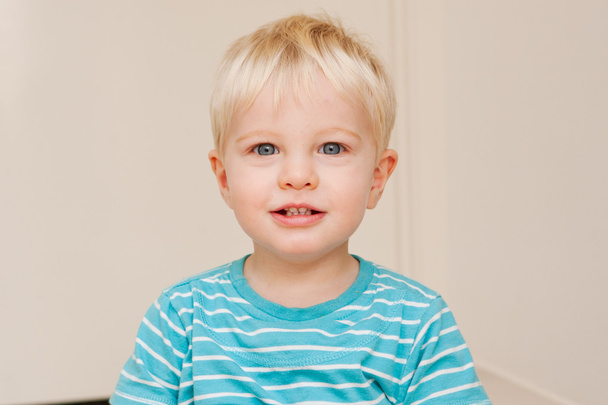 Um menino de olhos azuis loiro pequeno bonito
 - Foto, Imagem