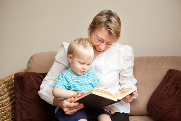 Бабушка читает маленькому мальчику
 - Фото, изображение