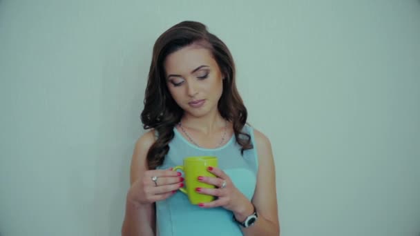 mladá dívka pije kávu - Záběry, video