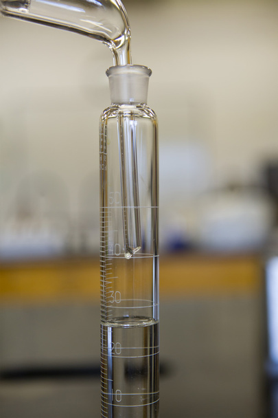 Distillato di laboratorio di chimica
 - Foto, immagini