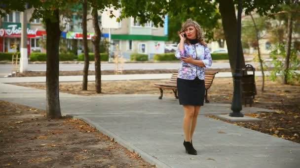 grasso pieno di mezza età al telefono nella donna del parco dietro le auto guidare stile di vita
 - Filmati, video