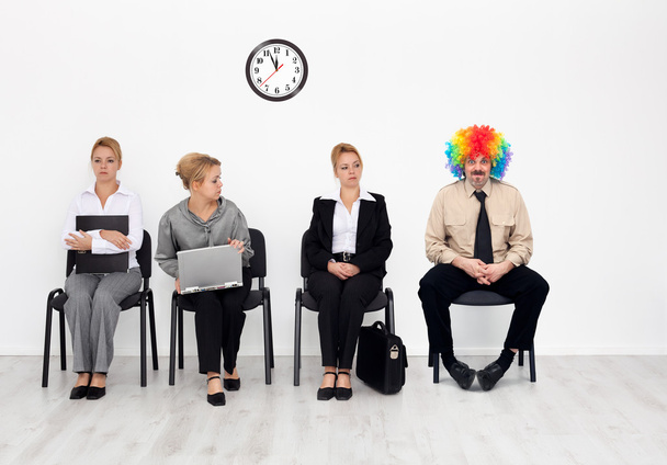 Il y en a un dans chaque foule - clown parmi les candidats à l'emploi
 - Photo, image
