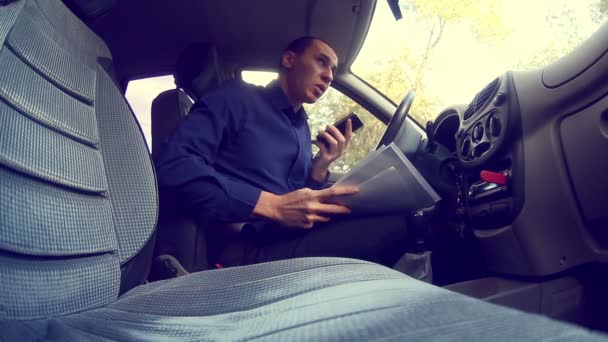 biznesmen człowiek konflikt kierownik w samochodzie rozmawia na telefon błąd przysięga dokumentacji awarii - Materiał filmowy, wideo