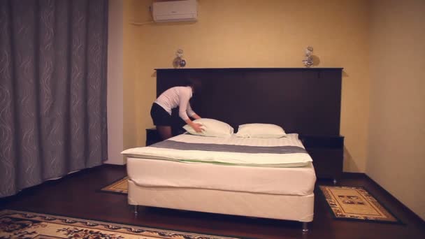 huishouden hotel meid, vrouw, mensen werken meisje in spa slaapkamers, opzetten van bedden, personeel, personeel op het werk - Video