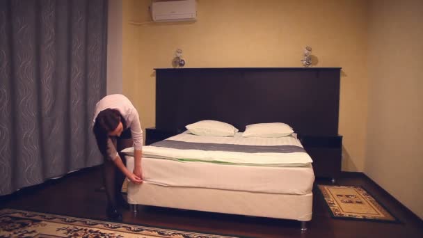 servicio de limpieza de hotel, mujer, gente que trabaja chica en habitaciones de spa, la creación de camas, personal, personal en el trabajo
 - Metraje, vídeo