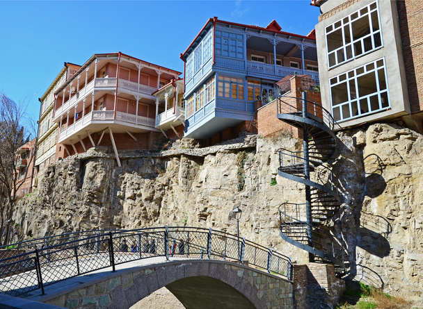 Maisons géorgiennes traditionnelles sur la roche au-dessus de la source de soufre dans la région d'Abanotubani. Vieille ville, Tbilissi
, - Photo, image