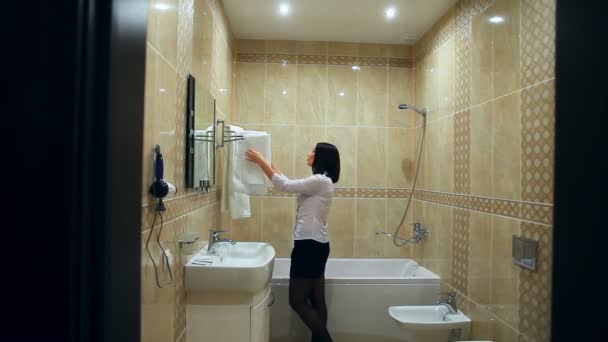 Hizmetçi kadın banyo Havlu düzeltiyor temizlik yapar - Video, Çekim