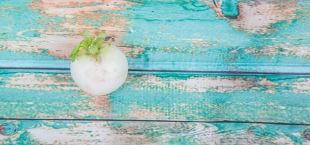 Малый белый редисский овощ
 - Фото, изображение