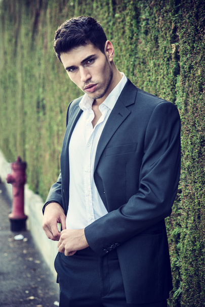 Handsome young man in elegant business suit standing outdoor - Foto, Imagem