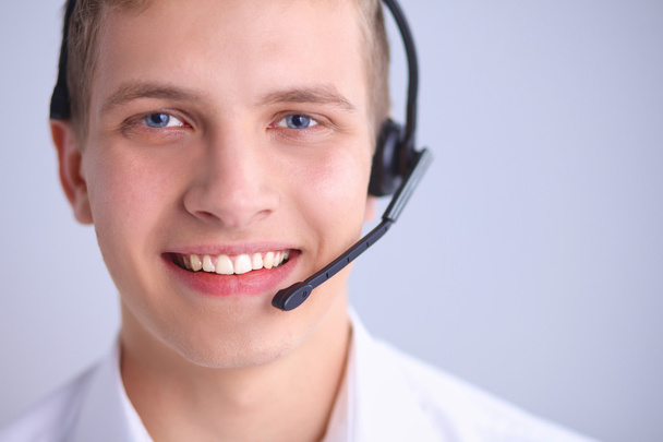 Tiro de um operador de call center sorridente
 - Foto, Imagem