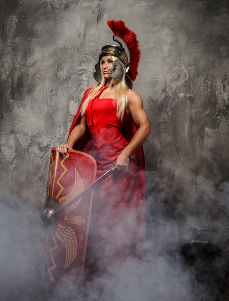 Blong mujer romana en vestido rojo
. - Foto, imagen