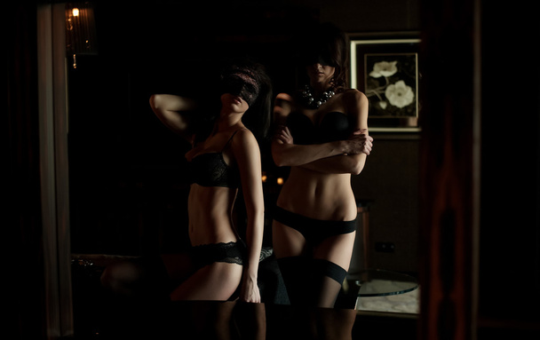 Две сексуальные женщины в черном белье
. - Фото, изображение