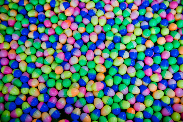 Kolorowe plastikowe jajka - Zdjęcie, obraz