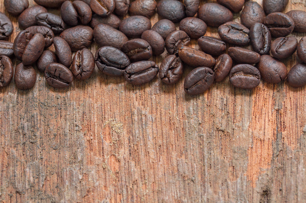 Chicchi di caffè su fondo legno - Foto, immagini